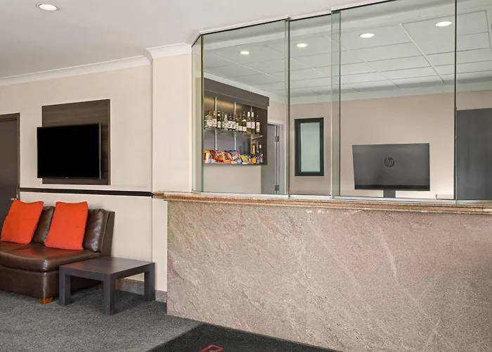 Golf hotels Ramada By Wyndham Laval